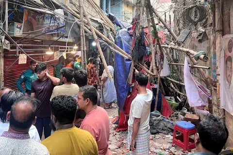 பங்ளாதேசில் நிலநடுக்கத்தால் இடிந்துவிழுந்த தற்காலிகக் குடியிருப்பு.