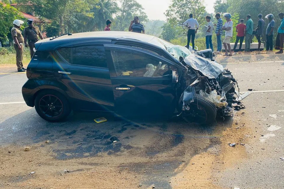 மோசமாகச் சேதமடைந்த லகிரு திரிமானேவின் கார்.