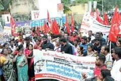தனியார்மயப்படுத்தும் நடவடிக்கைக்கு எதிராகத் தூய்மைப் பணியாளர்கள் போராட்டத்தில் ஈடுபட்டனர்.