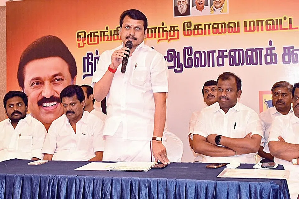 கோயம்புத்தூர் மாவட்ட திமுக நிர்வாகிகள் ஆலோசனைக் கூட்டத்தில் கலந்துகொண்ட பின் செய்தியாளர்களின் கேள்விகளுக்குப் பதிலளிக்கும் முன்னாள் அமைச்சர் செந்தில்  பாலாஜி.