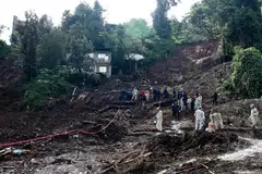 அக்டோபர் 14ஆம் தேதி, மெக்சிகோவின் ஹுவாச்சினாங்கோ பகுதியில் பெய்த கனமழையால் ஏற்பட்ட நிலச்சரிவுகளில் புதைந்த வீடுகளில் சிக்கியுள்ளோரைத் தேடும் பணியில் ஈடுபட்ட மீட்புக் குழுவினர்.