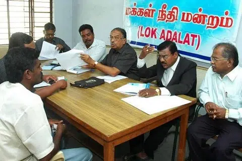 வழக்குகளை விரைவாக விசாரித்து முடிக்க நாடு தழுவிய அளவில் ஆண்டுதோறும் நான்கு முறை லோக் அதாலத் என்ற ‘மக்கள் நீதிமன்றம்’ கூடுவது வழக்கம்.