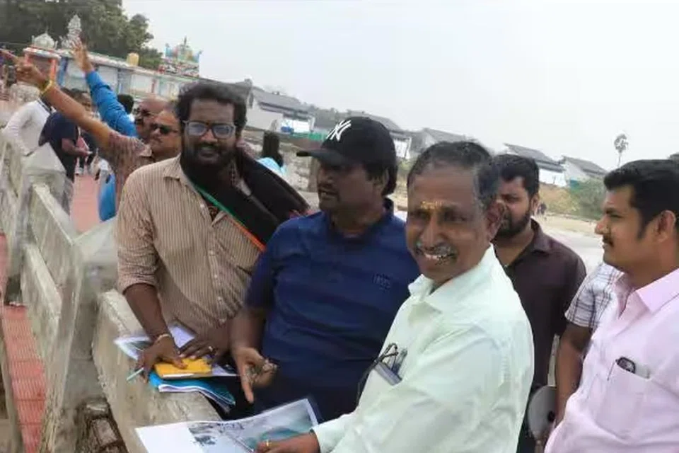 தமிழ்நாடு கடல்சார் வாரிய துணைத் தலைவர் வள்ளலாருடன் ஆய்வுக் குழு.