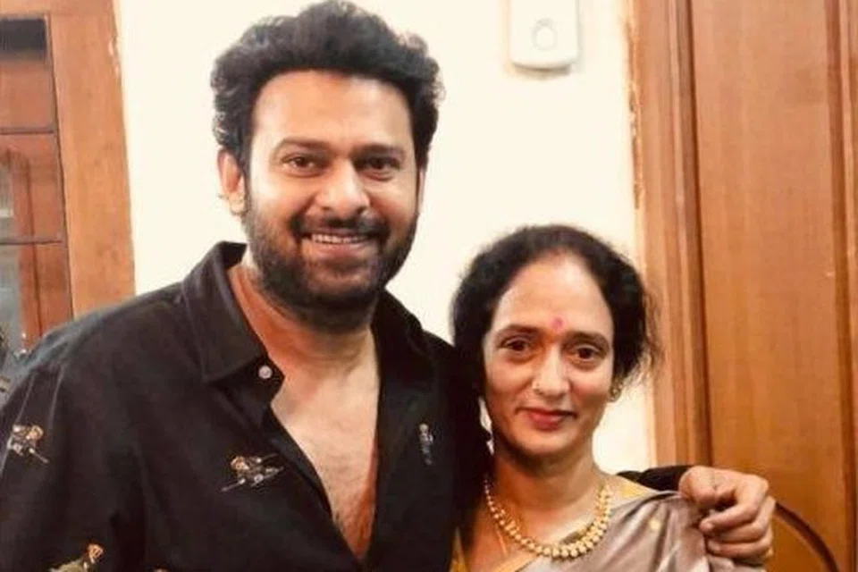 தனது தாயுடன் பிரபாஸ். 