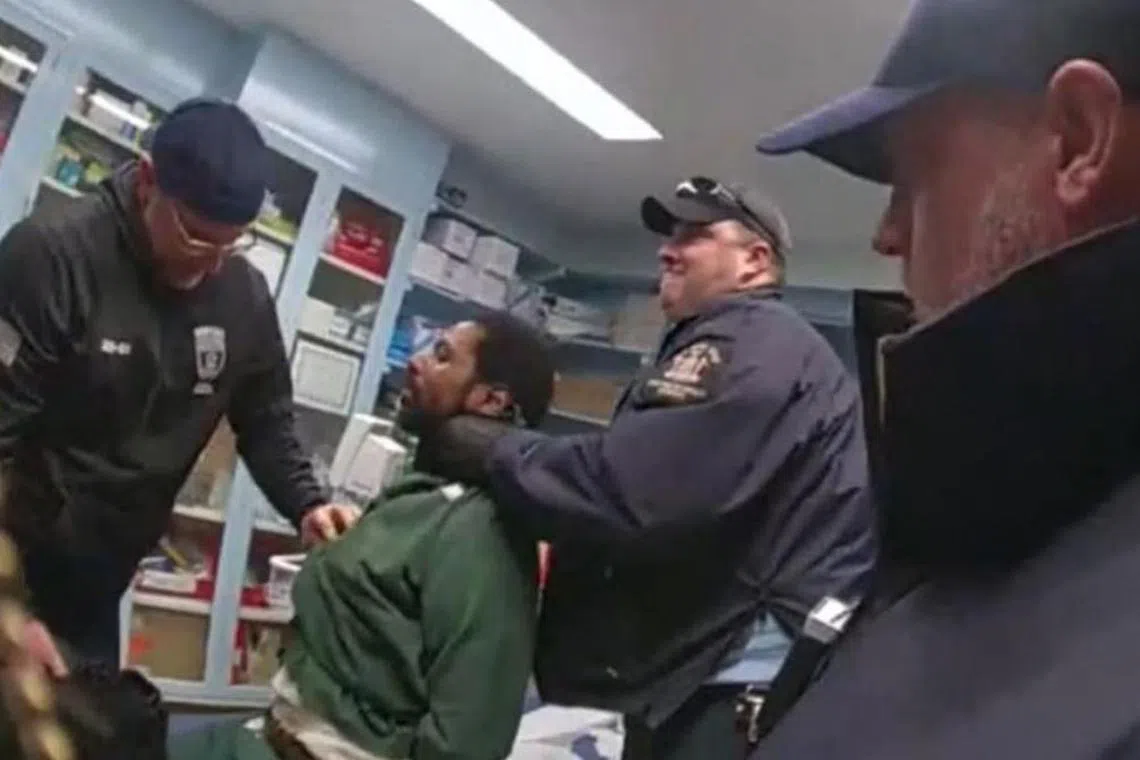 கைதி இறப்பதற்கு முன் சரமாரியாகத் தாக்கிய சிறை அதிகாரிகள்