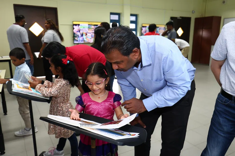 தங்கள் கைவண்ணத்தில் உருவான கற்றல் பயணப் புத்தகங்களை (ஸ்கிரேப் புக்ஸ்) ஆர்வத்துடன் விளக்கும் மாணவர்கள். 