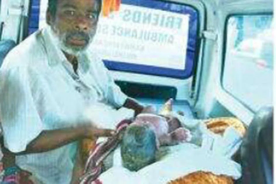 மகளுக்கு பிரசவம் பார்த்த தந்தை. படம்: தகவல் சாதனம்