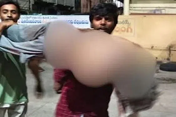 அமரர் ஊர்தி இல்லாததால் இறந்தவர் உடலை தோளில் சுமந்த உறவினர்கள்