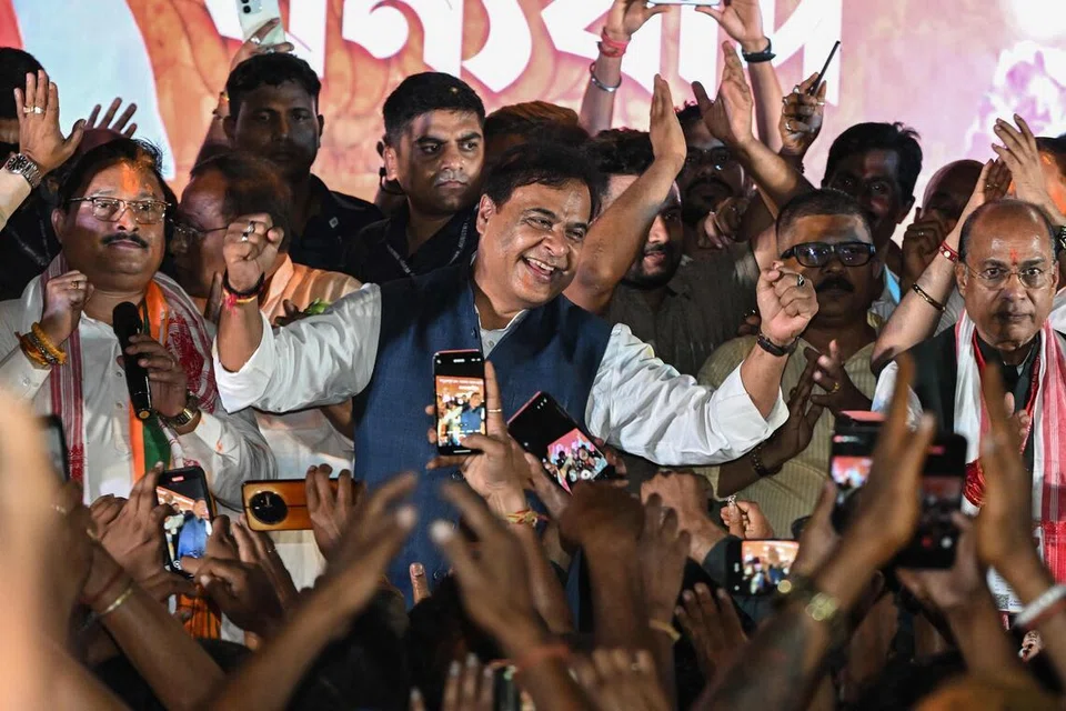 மே 4ஆம் தேதி தேர்தலில் பாரதிய ஜனதா கட்சி வெற்றி பெற்றதைக் கொண்டாடும் அசாம் முதல்வர் ஹிமந்த பிஸ்வா சர்மா
