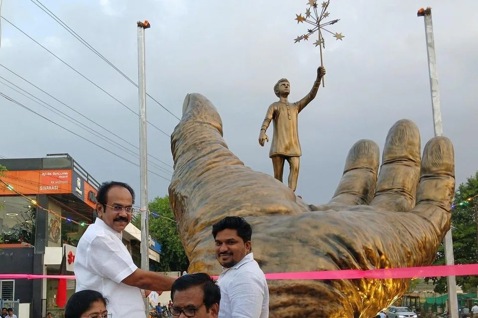 பட்டாசு ஆலை வெடி விபத்தில் உயிரிழந்த தொழிலாளர்களின் குடும்பத்தாருக்கு நிதியுதவி வழங்கப்பட்டது.
