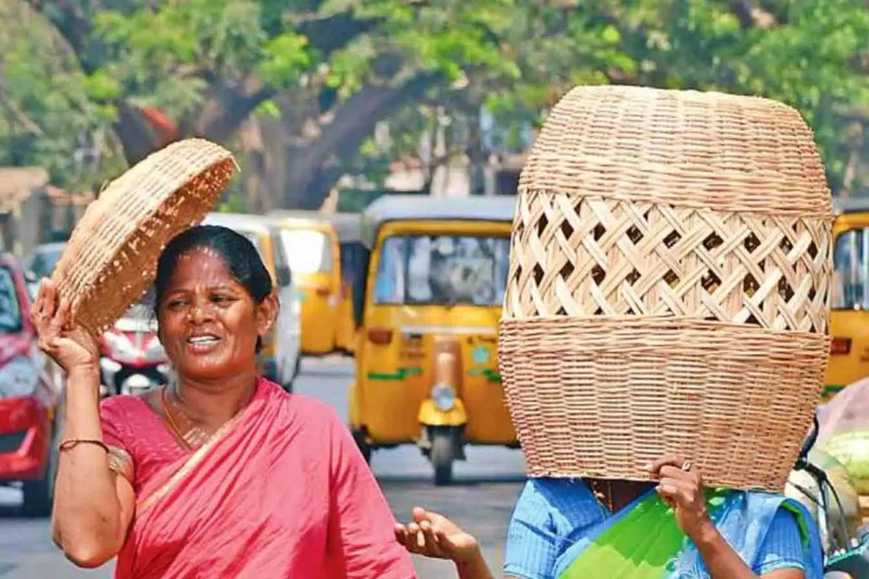 கடந்த மே மாதம், கரூரில், அதிகபட்சமாக பரமத்தியில் 110.84 டிகிரி வெயில் சுட்டெரித்தது.