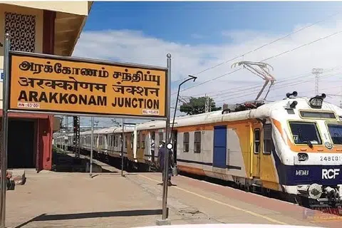 மதுக்கடைகளை அகற்ற வலியுறுத்தி அரக்கோணம் மக்கள் தொடர் போராட்டங்களை நடத்தியுள்ளனர்.