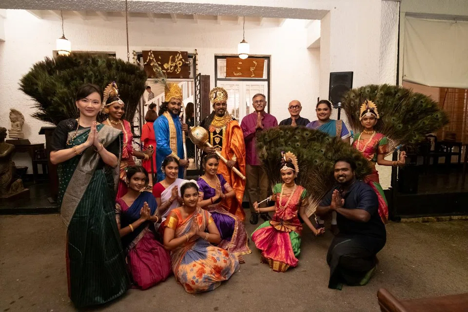 வண்ணமிகு பாரம்பரிய இசை நடனப் படைப்புகளை வழங்கிய மணிமாறன் கிரியேஷன்ஸ் கலைக்குழுவினருடன் சட்ட, போக்குவரத்து துணை அமைச்சர் முரளி பிள்ளை. அருகில் ‘தெமங்கோங்’ நிறுவனர் திரு.ஹென்றி.