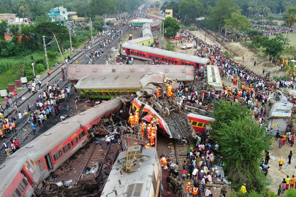 விபத்­தின்­போது பணி­யில் இருந்த ரயில்வே துறை அதி­கா­ரி­கள் சில­ரின் கைப்­பே­சி­களை சிபிஐ அதி­கா­ரி­கள் பறி­மு­தல் செய்­துள்­ள­னர். படம்: ராய்ட்டர்ஸ் 