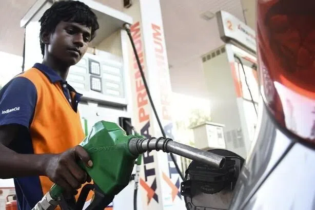 உலகளாவிய எண்ணெய் விலை ஏற்றத்தால் இந்தியாவில் எரிபொருள் விலை உயர்ந்தது