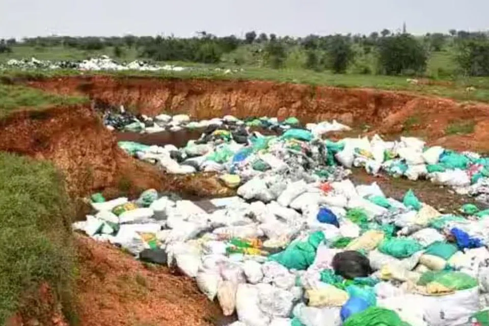 நெல்லையை அடுத்த சுத்தமல்லி அருகே பழவூர் பகுதியில் தனியார் நிறுவனத் தோட்டப்பகுதியில் கொட்டப்பட்ட மருத்துவக் கழிவுகள்.