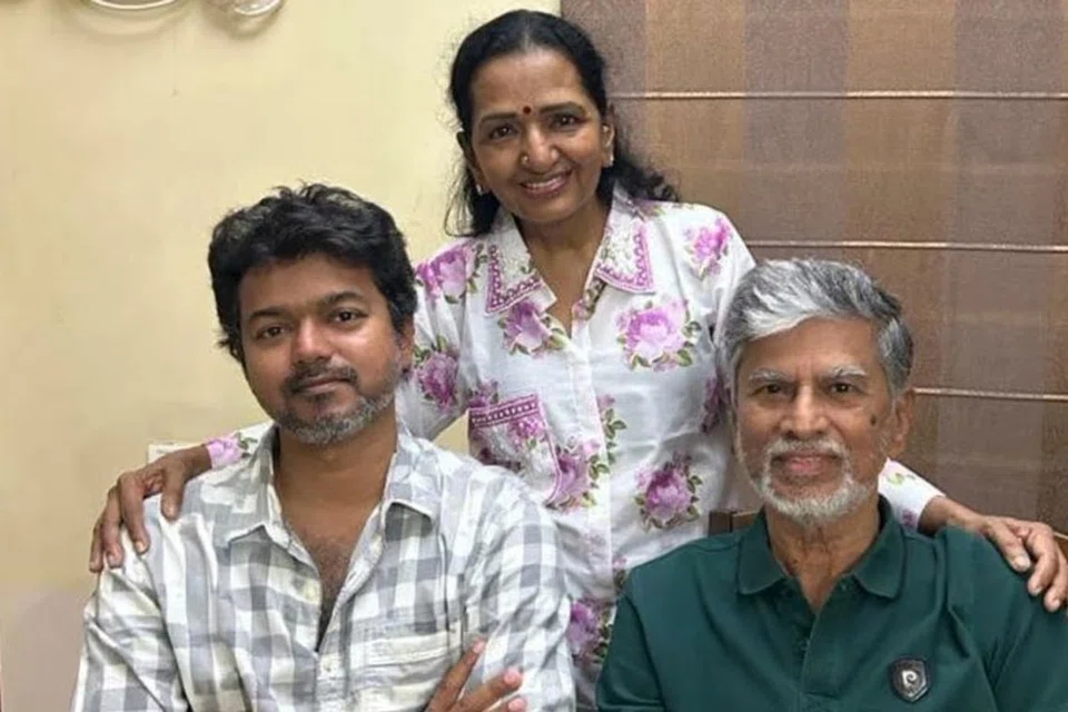 பெற்றோருடன் விஜய்.