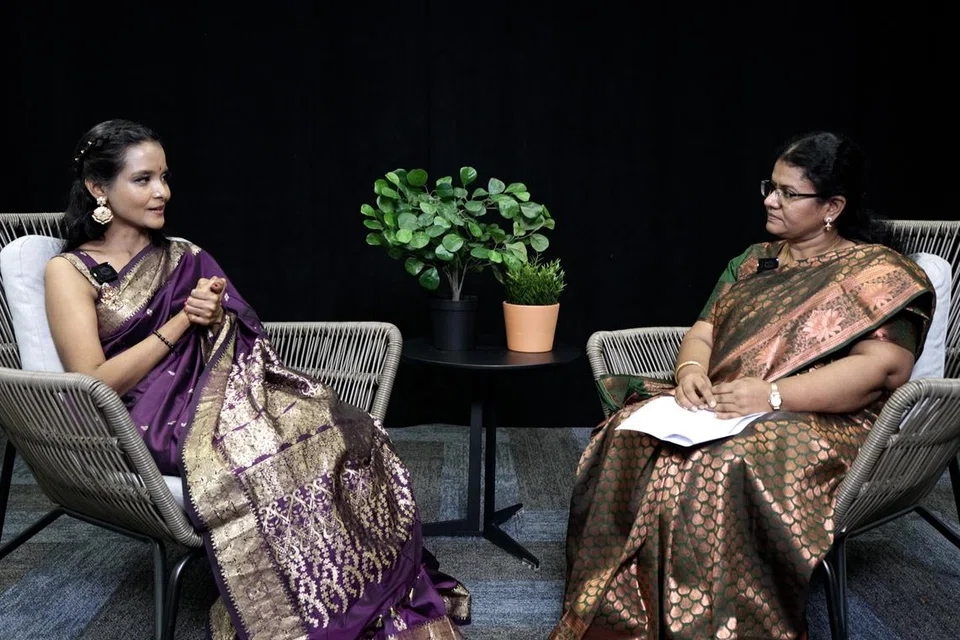 கலை பயில்வதால் விளையக்கூடிய நன்மைகள் ஏராளம் என்று கூறும் விக்னேஷ்வரி (இடது), புதிது புதிதாகக் கற்றுக்கொள்ளும் ஆர்வம் தமக்குள் தணியாமல் இருப்பதாகக் குறிப்பிட்டார்.