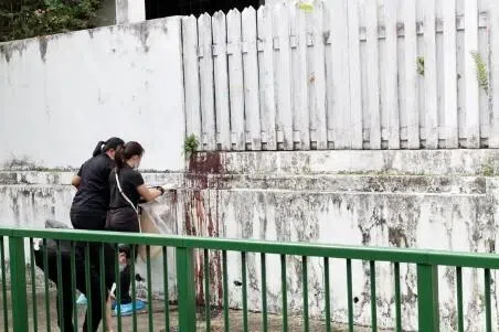 கோடரியால் பெண்ணைத் தாக்கிய ஆடவர்மீது கொலைமுயற்சி குற்றச்சாட்டு