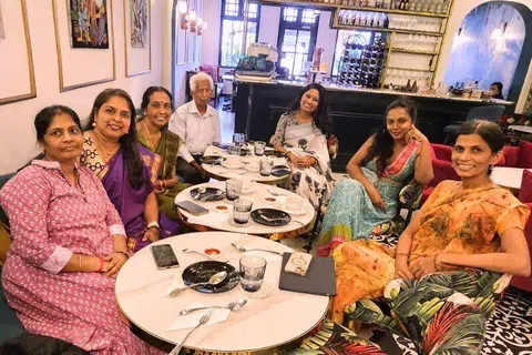 செவிக்கும் நாவிற்கும் விருந்தை நாடி உணவகத்தில் தமிழ் இலக்கியக் கலந்துரையாடலில் ஈடுபடும் ‘ஏந்திழை கண்’ குழுவினர்.