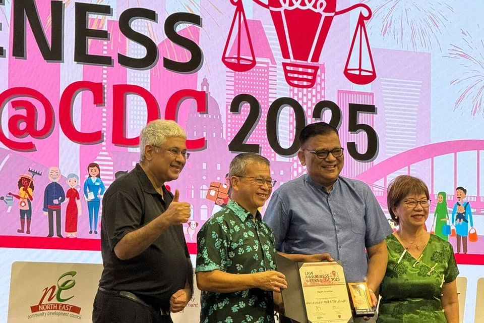 சட்ட விழிப்புணர்வு வாரங்கள்-2025 நிகழ்ச்சியில் இலவச சட்ட சேவை ஆற்றியதற்கான பாராட்டுச் சான்றிதழை வழக்கறிஞர் ராஜன் செட்டியார், சட்ட அமைச்சர் எட்வின் டோங்கிடமிருந்து பெறுகிறார்.