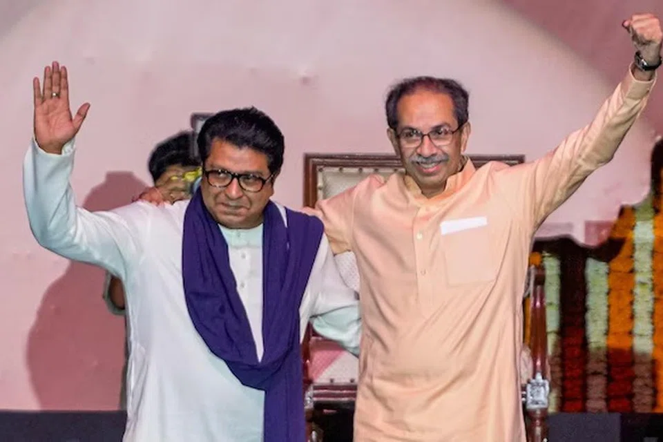 பாஜகவிடம் இருந்து மராத்திய மொழியைக் காக்க ஒன்று சேர்ந்த பால் தாக்கரே, உத்தவ் தாக்கரே.
