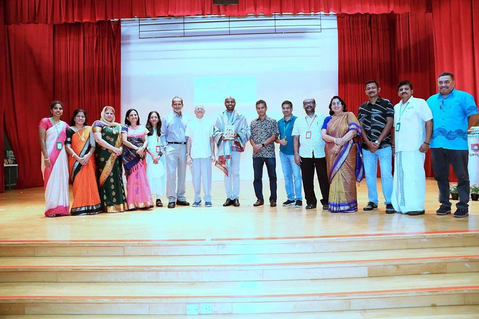 சிறப்பு விருந்தினருடன் தமிழ்ப் பட்டிமன்றக் கலைக்கழகக் குழுவினர்.