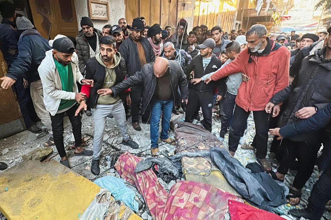 ஒரே குடும்பத்தைச் சேர்ந்த 10 பேர் கொல்லப்பட்டனர்