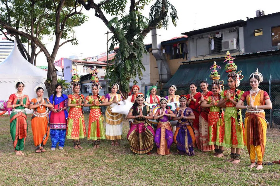 லிஷா நிகழ்ச்சியில் நடனமாடும் வெவ்வேறு இந்திய சமூகத்தினரைச் சேர்ந்த நடனமணிகள். 