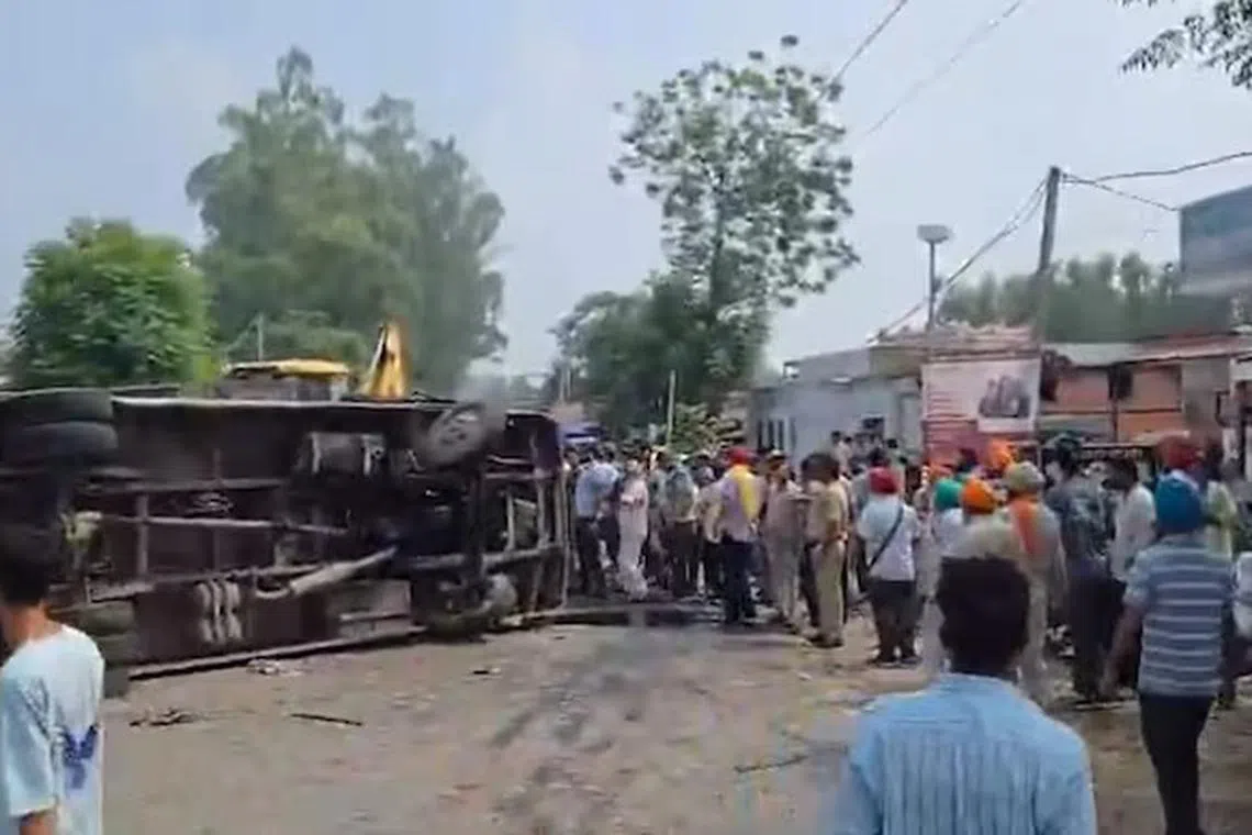 பஞ்சாப்பில் பேருந்து கவிழ்ந்ததில் எட்டுப் பேர் பலி 