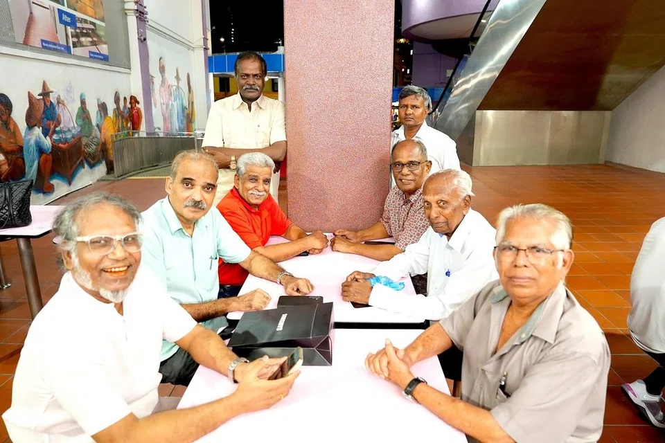 வயோதிக வாலிபர் சங்கத்தின் உறுப்பினர்கள் (இடமிருந்து)  பாலகிருஷ்ணன், செ.சிவகுமார், பிச்சினிக்காடு இளங்கோ, தங்க. வேல்முருகன், பாலமுருகன், வீ, தமிழ்மறையான், க.து.மு. இக்பால், க.இராமமூர்த்தி.