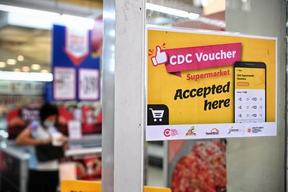 $500 பற்றுச்சீட்டுகளின் ஒரு பாதித் தொகையை பேரங்காடிகளிலும் மறுபாதியை குடியிருப்பு வட்டாரக் கடைகளிலும் பயன்படுத்தலாம்.