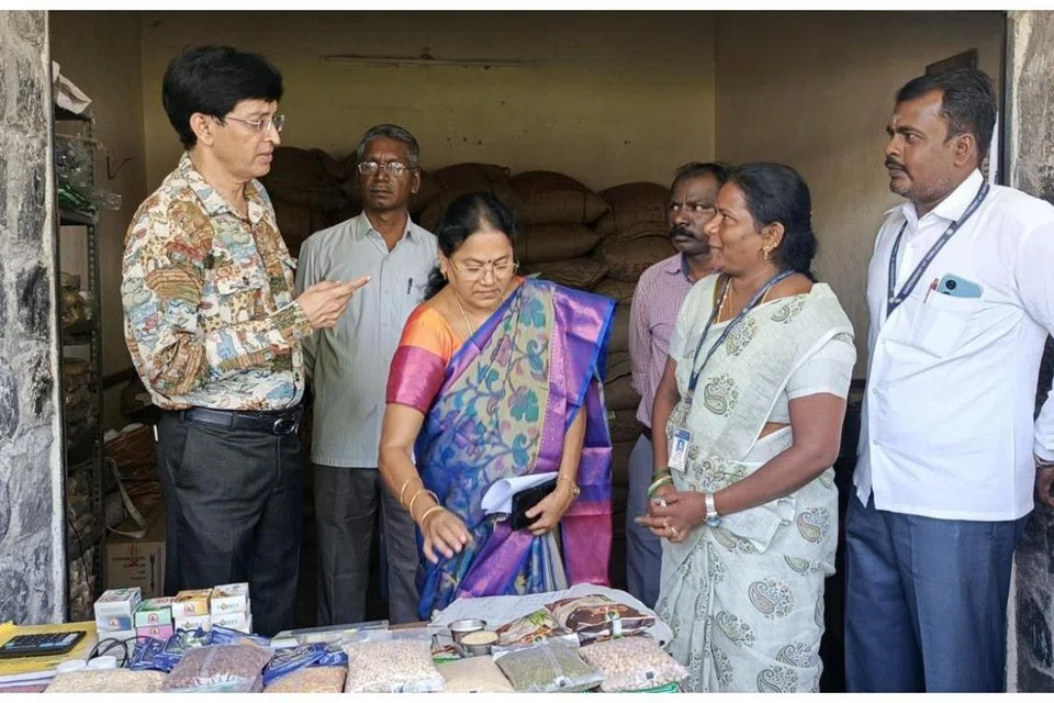 தமிழக அரசின் உணவுத்துறைச் செயலாளர் ராதாகிருஷ்ணன் செங்கல்பட்டு மாவட்டம், மாமல்லபுரம் பேரூராட்சிப் பகுதியில் உள்ள நியாய விலைக் கடைகளில் புதன்கிழமை (நவம்பர் 6) ஆய்வு மேற்கொண்டார். 