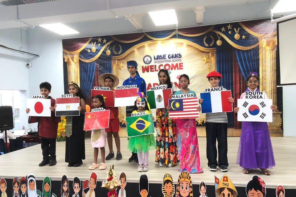 வெவ்வேறு நாடுகளின் பாரம்பரிய உடைகளை அணிந்து மேடையில் வலம்வந்த மாணவர்கள்.