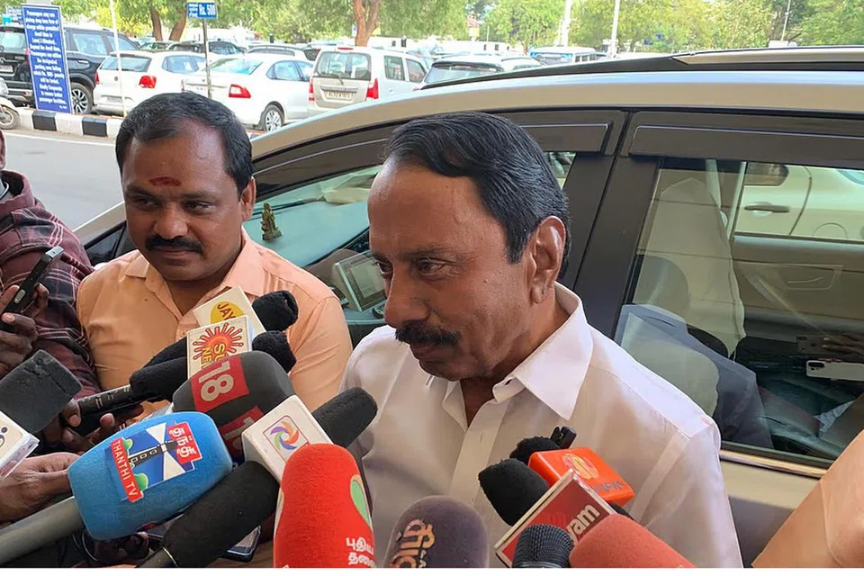 டெல்லிக்குப் புறப்படுவதற்கு முன் கோயம்புத்தூரில் செய்தியாளர்களைச் சந்தித்துப் பேசும் முன்னாள் அமைச்சர் செங்கோட்டையன்.