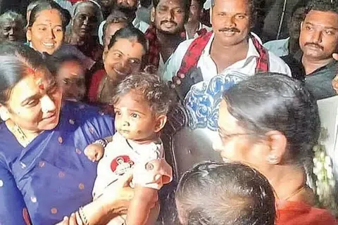 சீர்காழி தொகுதி மக்களுடன் திருவாட்டி துர்கா ஸ்டாலின்.