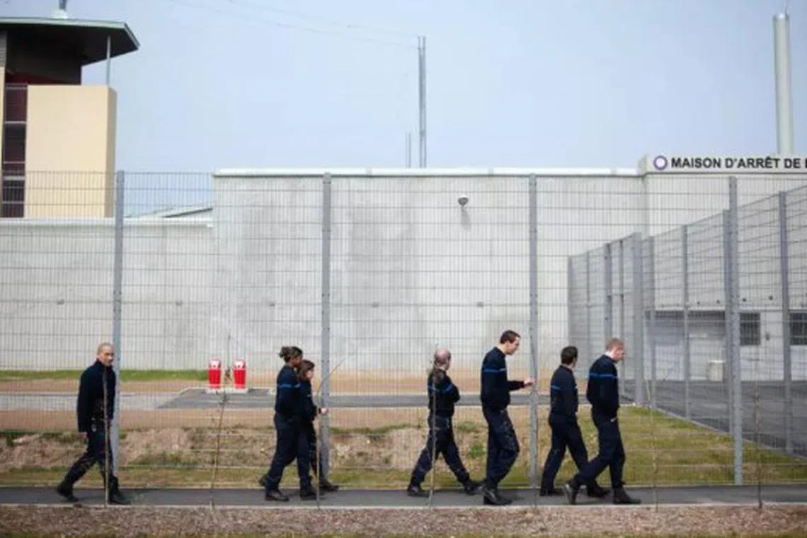 விடுதலைக் கைதியின் பெட்டிக்குள் ஒளிந்து நூதனமாகத் தப்பிய சிறைக் கைதி