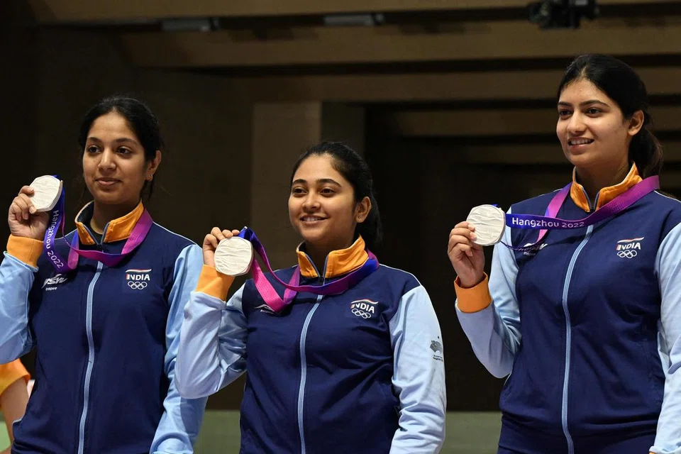 துப்பாக்கி சுடும் போட்டியில் ஆஷி சவுக்‌ஷி, மெகுலி கோஷ் ரமிதா ஆகியோர்.