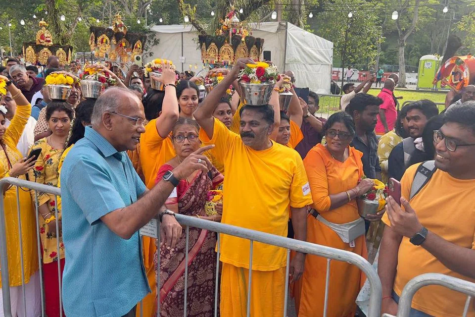 தைப்பூசத் திருவிழாவில் பங்கேற்கும் பக்தர்களுடன் கலந்துரையாடும் உள்துறை, சட்ட அமைச்சர் கா. சண்முகம். 
