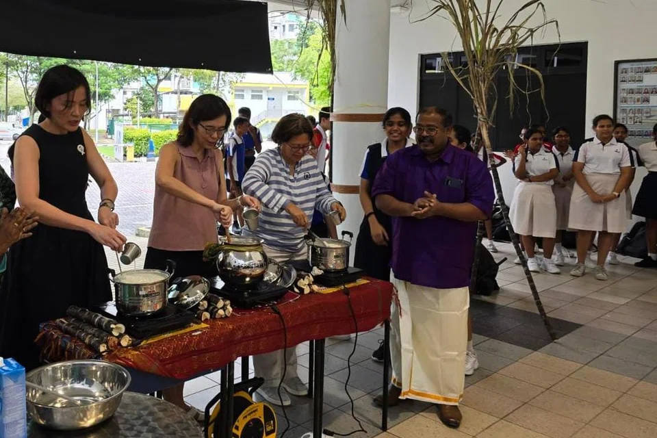 வேற்றினத்தவர் பொங்கல் தயாரித்து மகிழ்ந்தனர்.