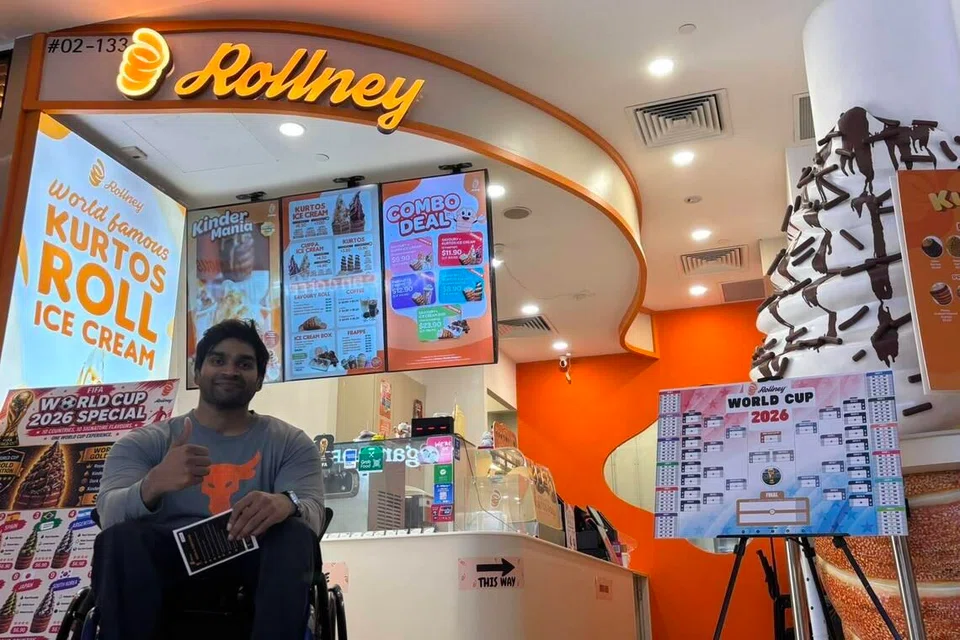 நரேஷ் பாபு சிங்கப்பூரில் ‘ரோல்னி’ உணவகத்தைக் கிட்டத்தட்ட ஈராண்டுகளாக நடத்தி வருகிறார்.