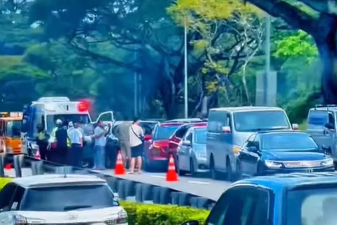 தீவு விரைவுச்சாலையில் விபத்து: நால்வர் மருத்துவமனையில் 