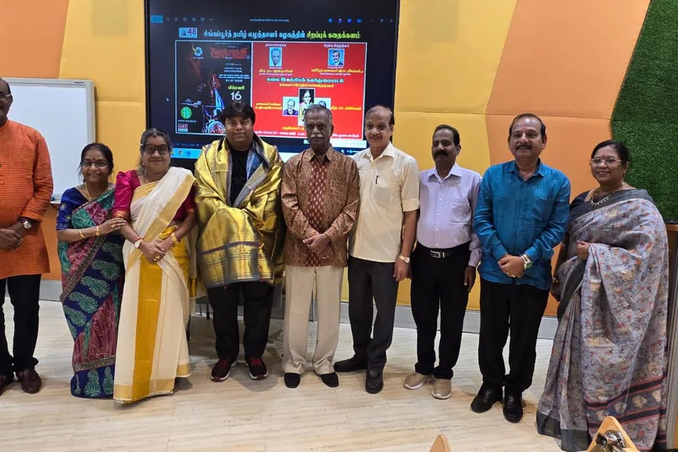(இடமிருந்து) முனைவர் இரா.தினகரன், முனைவர் சரோஜினி செல்லக்கிருஷ்ணன், எழுத்தாளர் கமலாதேவி அரவிந்தன், படத் தயாரிப்பாளர், இயக்குநர் மில்லத் அகமது, தலைவர்  நா.ஆண்டியப்பன், துணைத் தலைவர் சு.முத்துமாணிக்கம், ஆசிரியர் மா. அர்ச்சுனன், முனைவர் மன்னை க.ராஜகோபாலன், செயலாளர் பிரேமா மகாலிங்கம்.