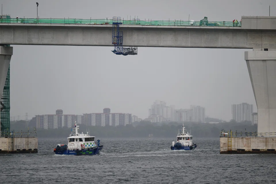 உட்லண்ட்ஸ் நீர்முகப்புப் பகுதியில் காணப்படும் கடல்துறை, துறைமுக ஆணையத்தின் இரு படகுகள்.
