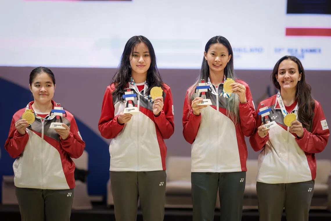 வாள்வீச்சில் சிங்கப்பூர் அணிகள் அசத்தல்