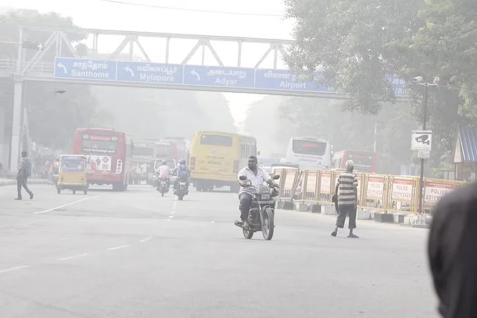 சென்னையில் பல இடங்கள் புகைமூட்டத்துடன் காட்சியளித்தன.