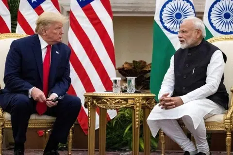 ரஷ்யாவிடமிருந்து எண்ணெய் வாங்கும் அனைத்துலக நாடுகளுக்கு 500 விழுக்காடு வரி விதிக்க வழிவகைசெய்யும் மசோதா, இந்தியா அமெரிக்கா நட்பில் கடும் பின்னடைவை ஏற்படுத்தும் என்று அறியப்படுகிறது. அமெரிக்க அதிபர் டோனல்ட் டிரம்ப், இந்திய பிரதமர் மோடி.