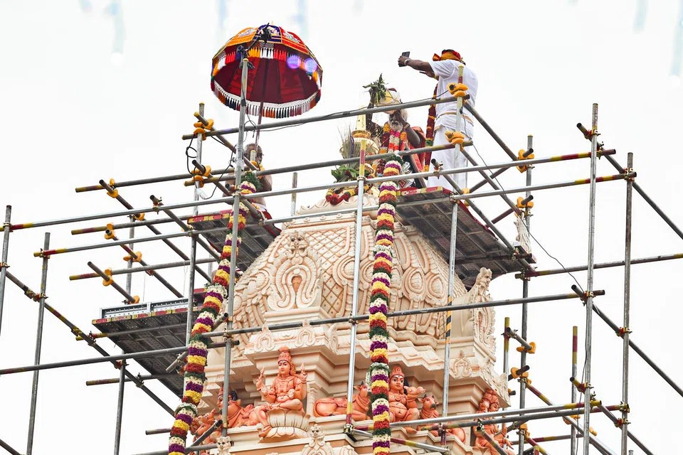 ஞாயிற்றுக்கிழமை (ஜூன் 8) காலை 8.30 மணி அளவில் ராஜகோபுர கலசத்தின்மீது நன்னீர் ஊற்றப்படுகிறது. 