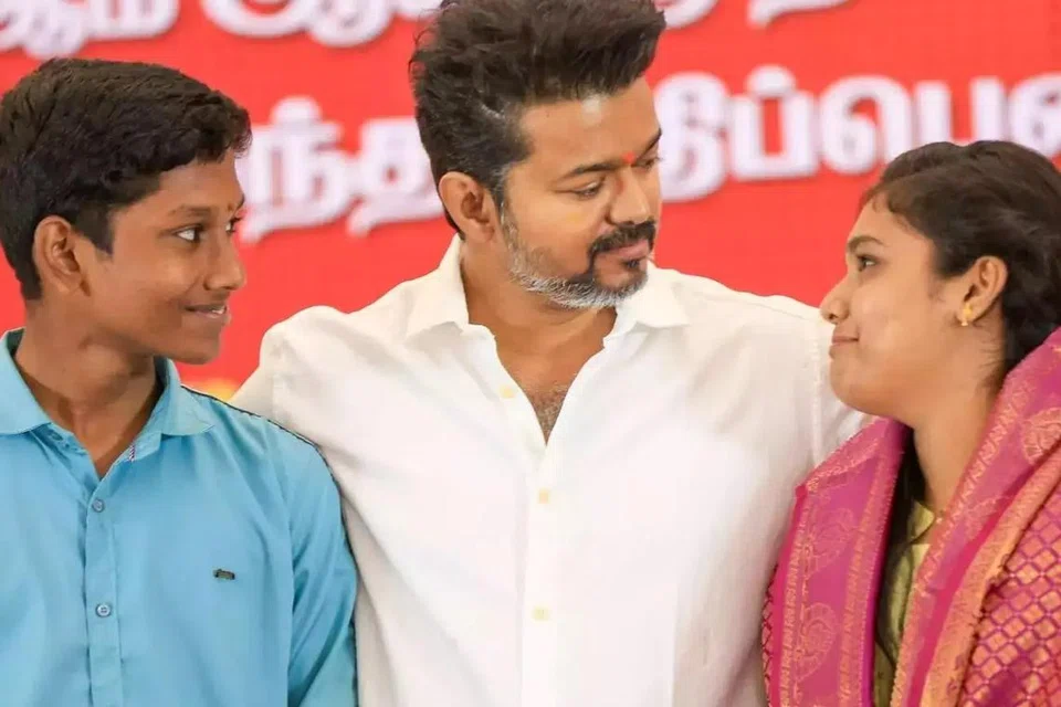 மாணவர்களுடன் சிரித்தபடியே புகைப்படம் எடுத்துக் கொண்டார் விஜய்.