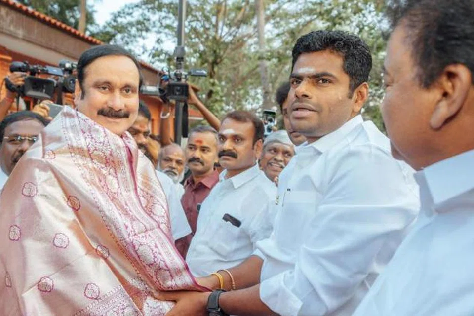 பாட்டாளி மக்கள் கட்சித் தலைவர் அன்புமணி ராமதாசுக்கு பொன்னாடை போற்றி கௌரவிக்கும் பாஜக மாநிலத் தலைவர் அண்ணாமலை.